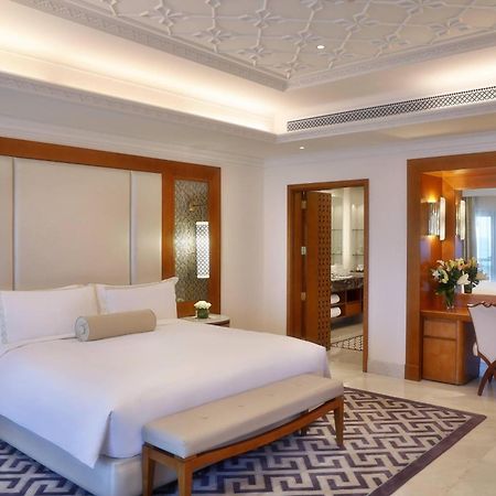 Al Bustan Palace, A Ritz-Carlton Hotel Muscat Ngoại thất bức ảnh A bedroom at the Taj Mahal Palace