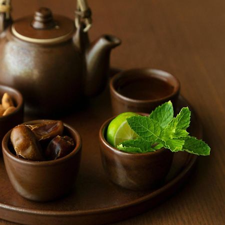 Al Bustan Palace, A Ritz-Carlton Hotel Muscat Ngoại thất bức ảnh A Japanese tea set