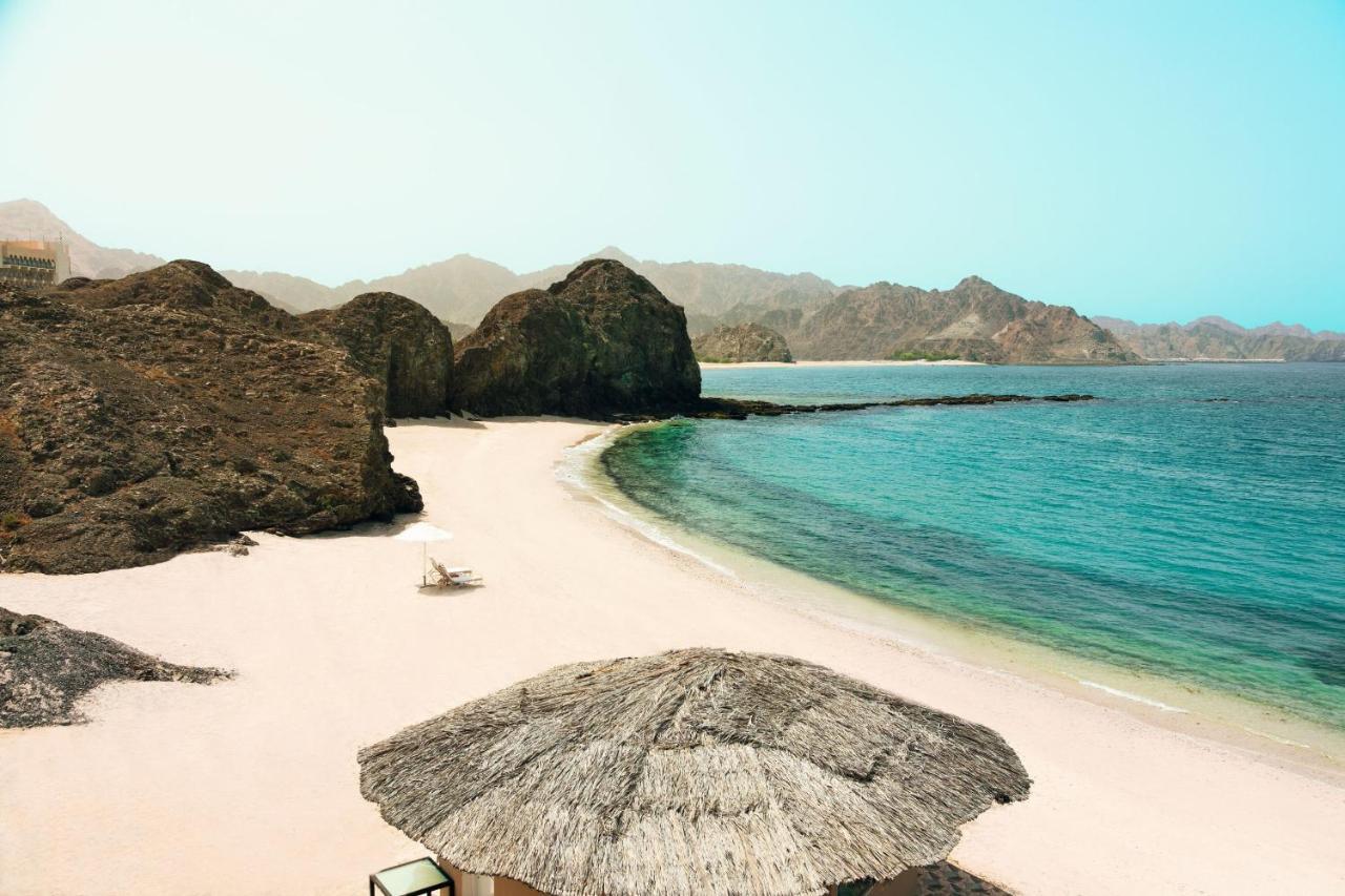 Al Bustan Palace, A Ritz-Carlton Hotel Muscat Ngoại thất bức ảnh A beach in the resort