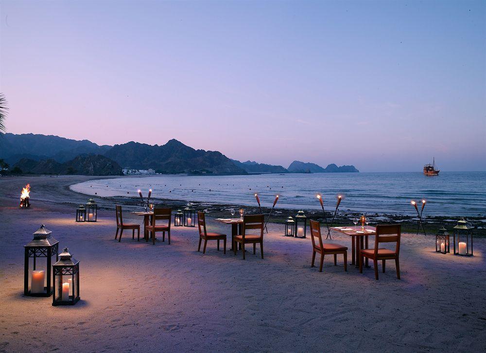 Al Bustan Palace, A Ritz-Carlton Hotel Muscat Ngoại thất bức ảnh Beachfront dining at The Shore