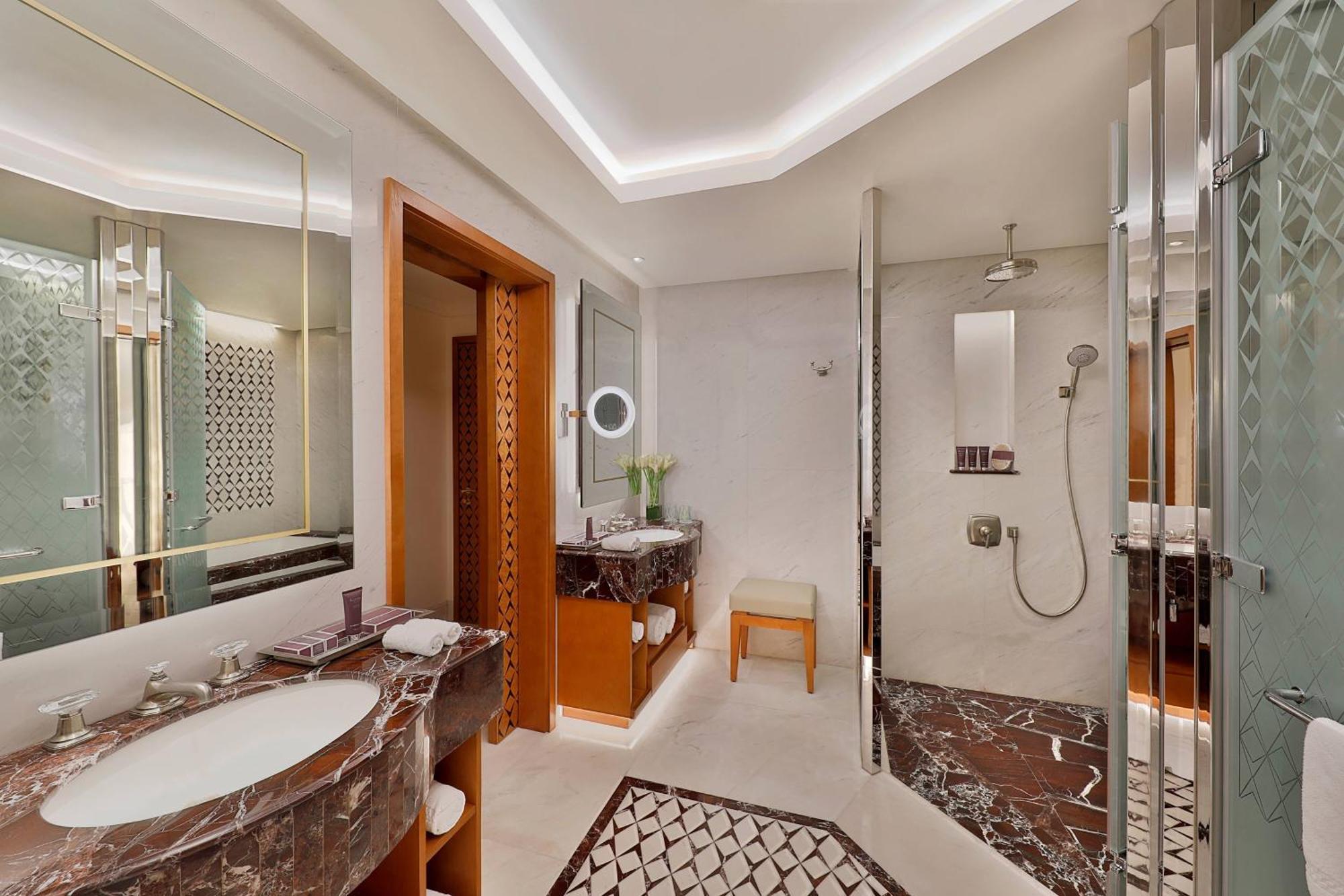 Al Bustan Palace, A Ritz-Carlton Hotel Muscat Ngoại thất bức ảnh Bathroom
