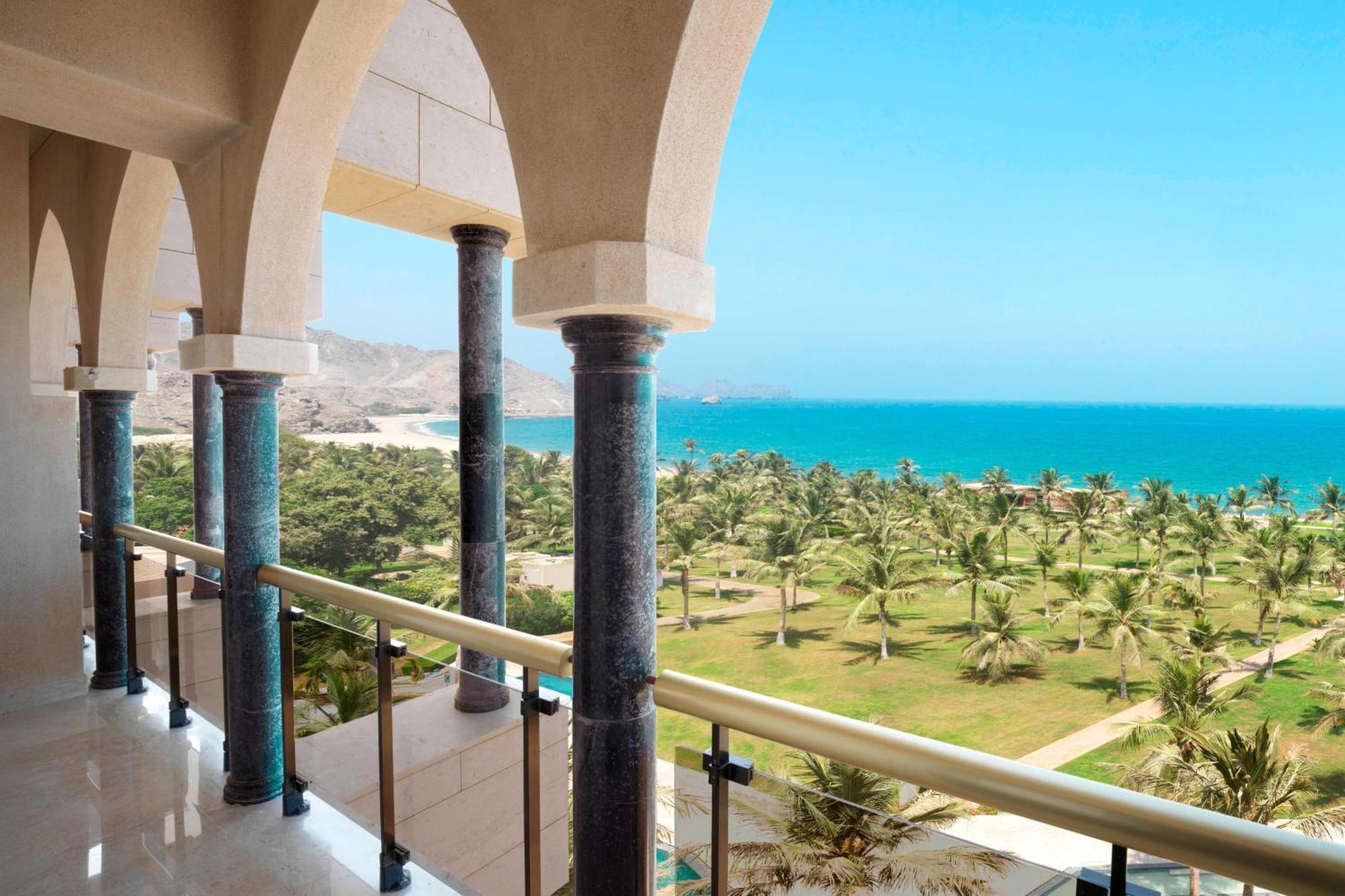 Al Bustan Palace, A Ritz-Carlton Hotel Muscat Ngoại thất bức ảnh View of the beach from the hotel