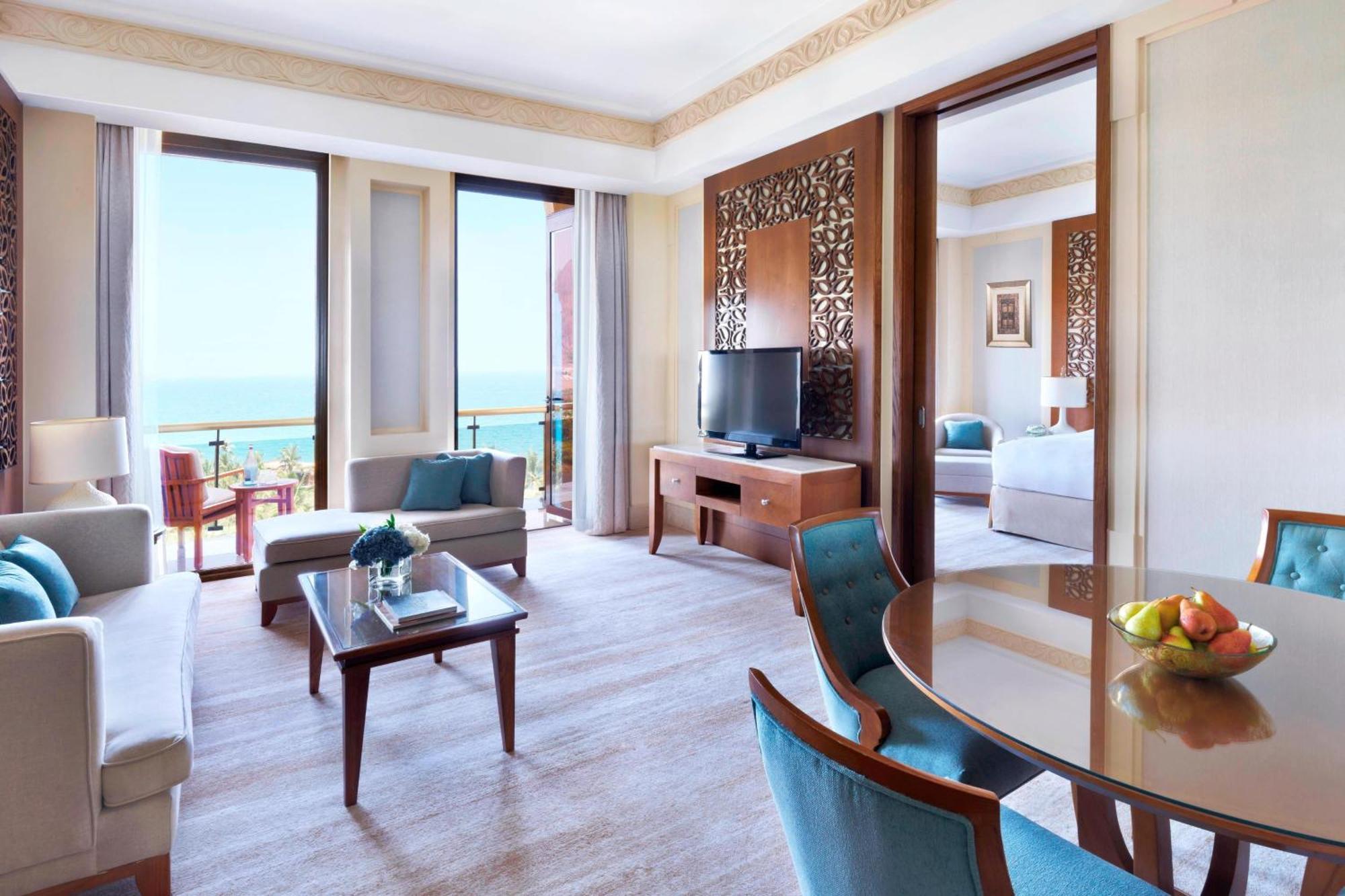 Al Bustan Palace, A Ritz-Carlton Hotel Muscat Ngoại thất bức ảnh A suite at the Jumeirah Atlantis
