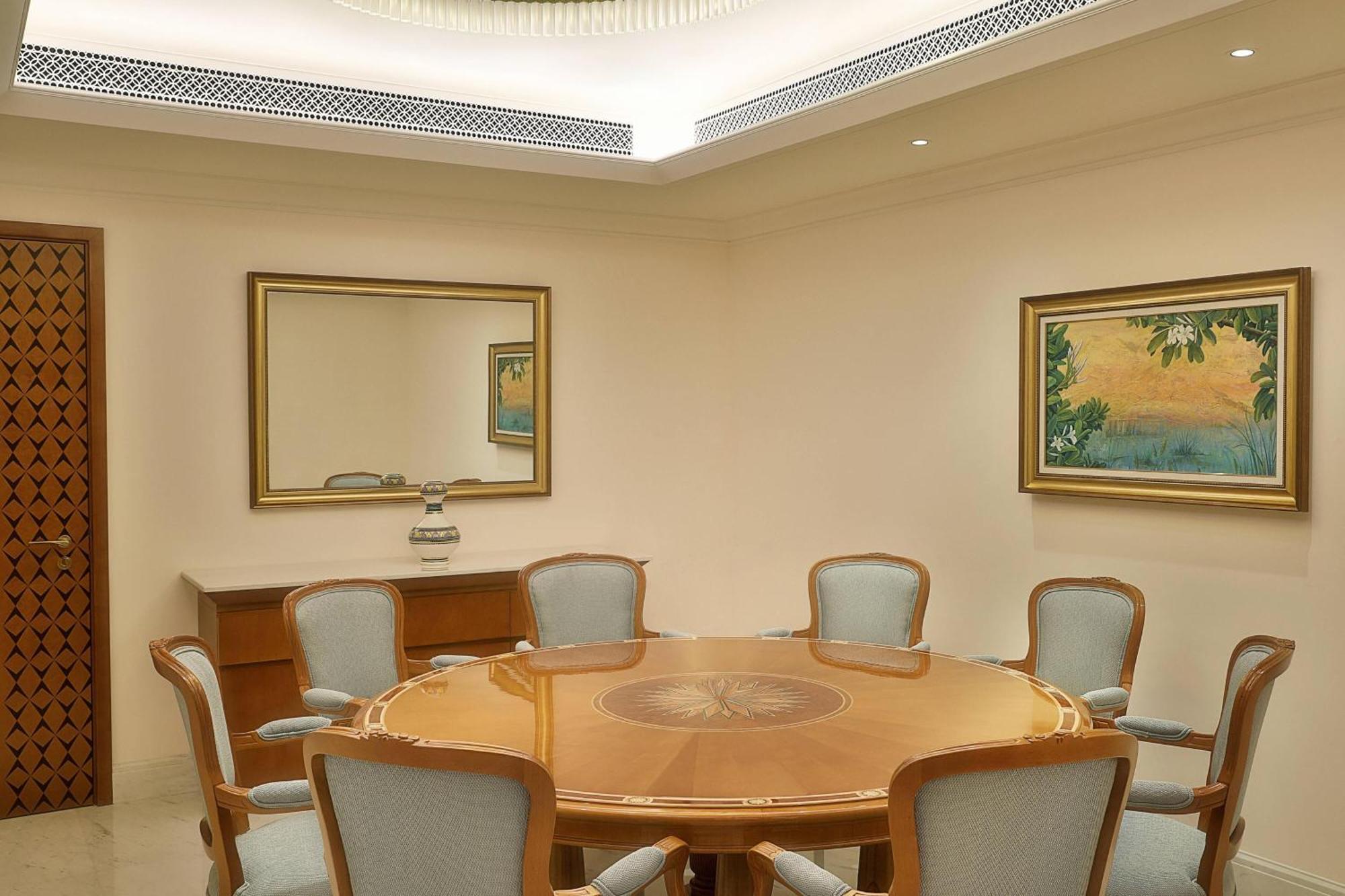 Al Bustan Palace, A Ritz-Carlton Hotel Muscat Ngoại thất bức ảnh A meeting room at the residence of the Ambassador of India to the United States