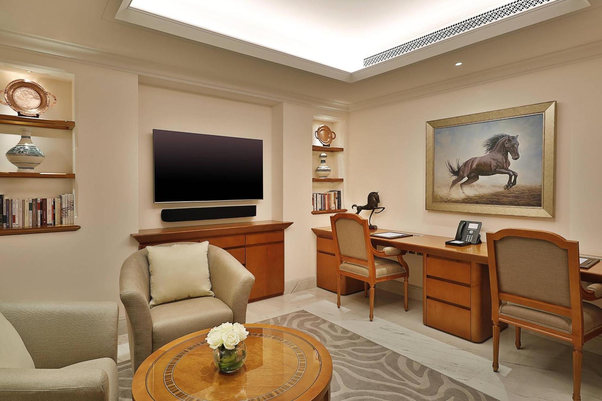 Al Bustan Palace, A Ritz-Carlton Hotel Muscat Ngoại thất bức ảnh A study in a suite at the Taj Mahal Palace, Mumbai