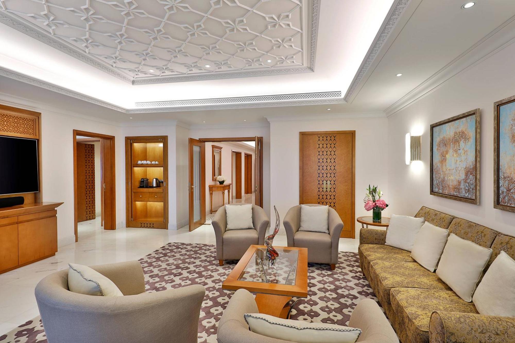 Al Bustan Palace, A Ritz-Carlton Hotel Muscat Ngoại thất bức ảnh A suite at the Jumeirah Emirates Towers Hotel