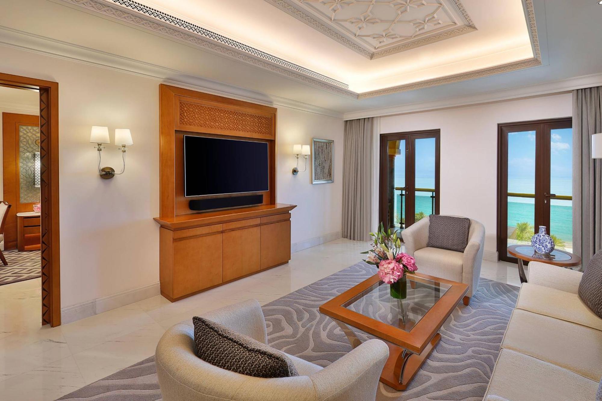 Al Bustan Palace, A Ritz-Carlton Hotel Muscat Ngoại thất bức ảnh Living room of a suite