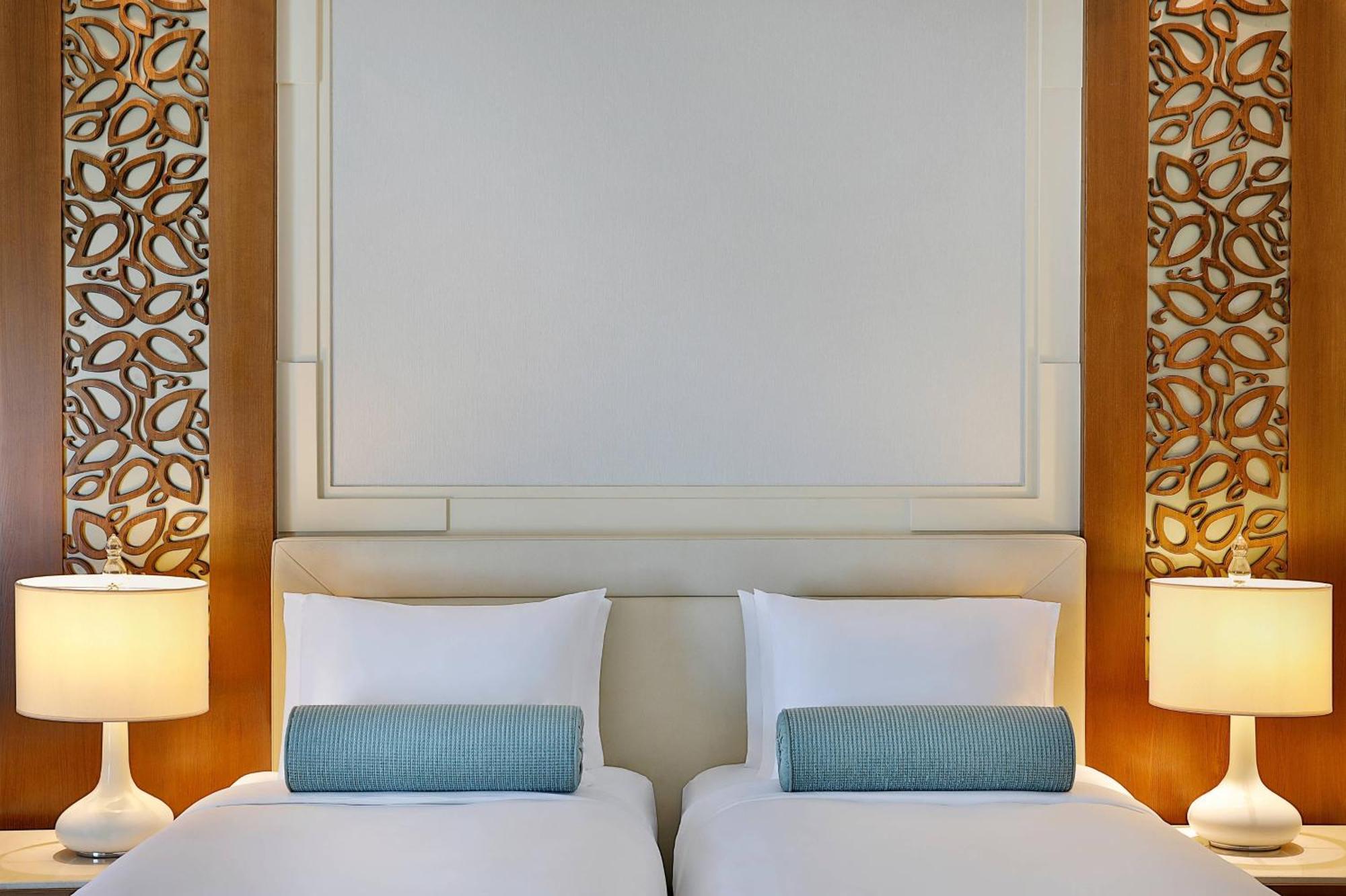 Al Bustan Palace, A Ritz-Carlton Hotel Muscat Ngoại thất bức ảnh A bedroom at the hotel