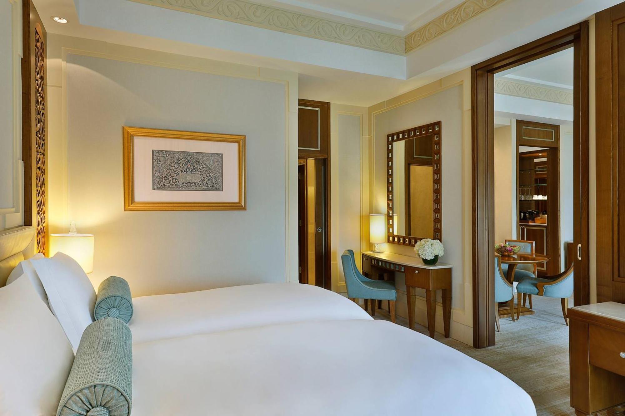 Al Bustan Palace, A Ritz-Carlton Hotel Muscat Ngoại thất bức ảnh A bedroom at the Jumeirah Emirates Towers Hotel