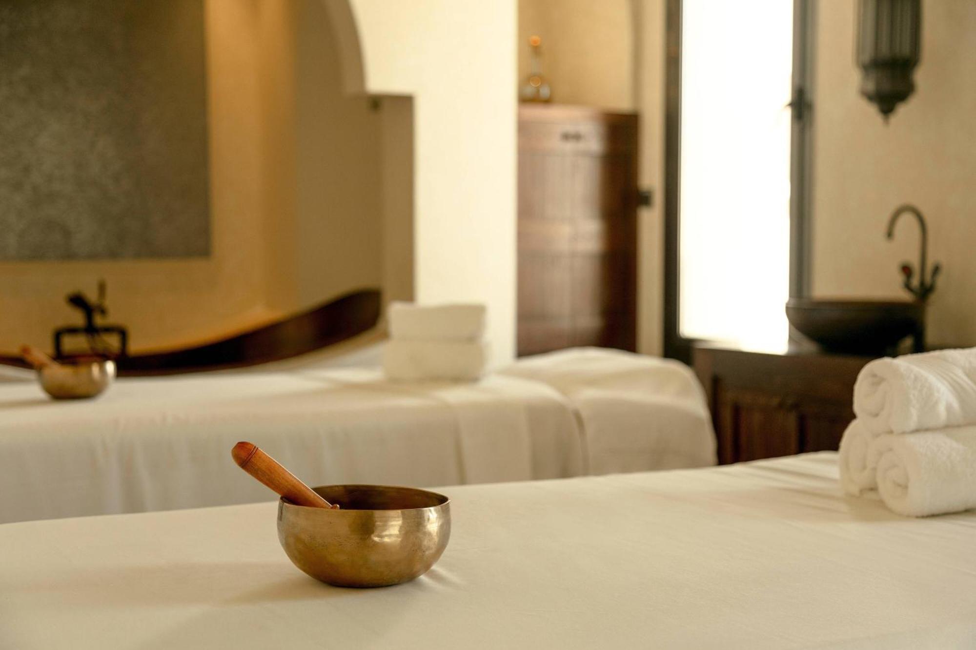 Al Bustan Palace, A Ritz-Carlton Hotel Muscat Ngoại thất bức ảnh A singing bowl