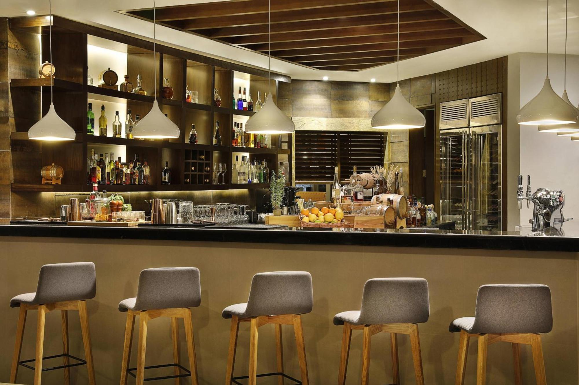 Al Bustan Palace, A Ritz-Carlton Hotel Muscat Ngoại thất bức ảnh The bar at the restaurant