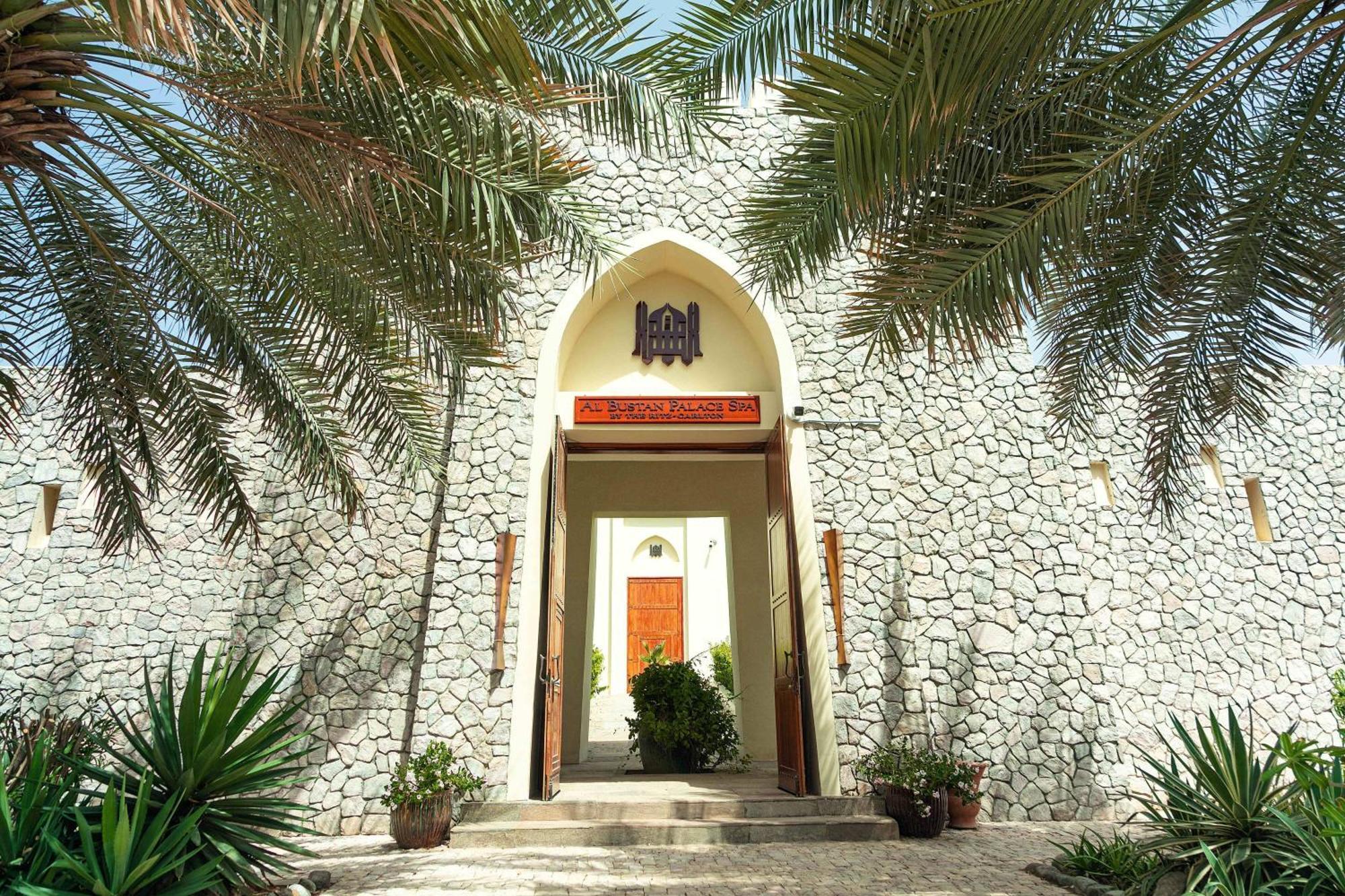 Al Bustan Palace, A Ritz-Carlton Hotel Muscat Ngoại thất bức ảnh The entrance of the museum