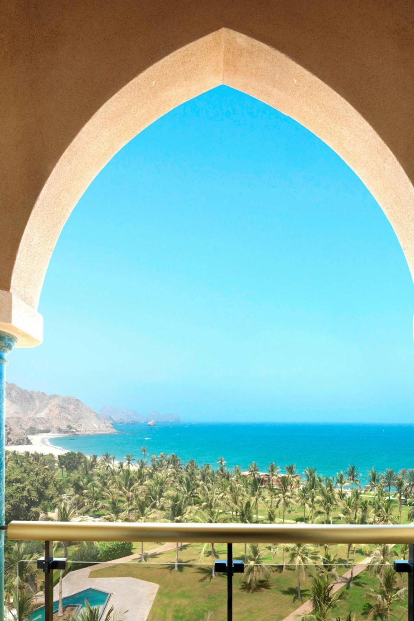 Al Bustan Palace, A Ritz-Carlton Hotel Muscat Ngoại thất bức ảnh View of the sea from the hotel
