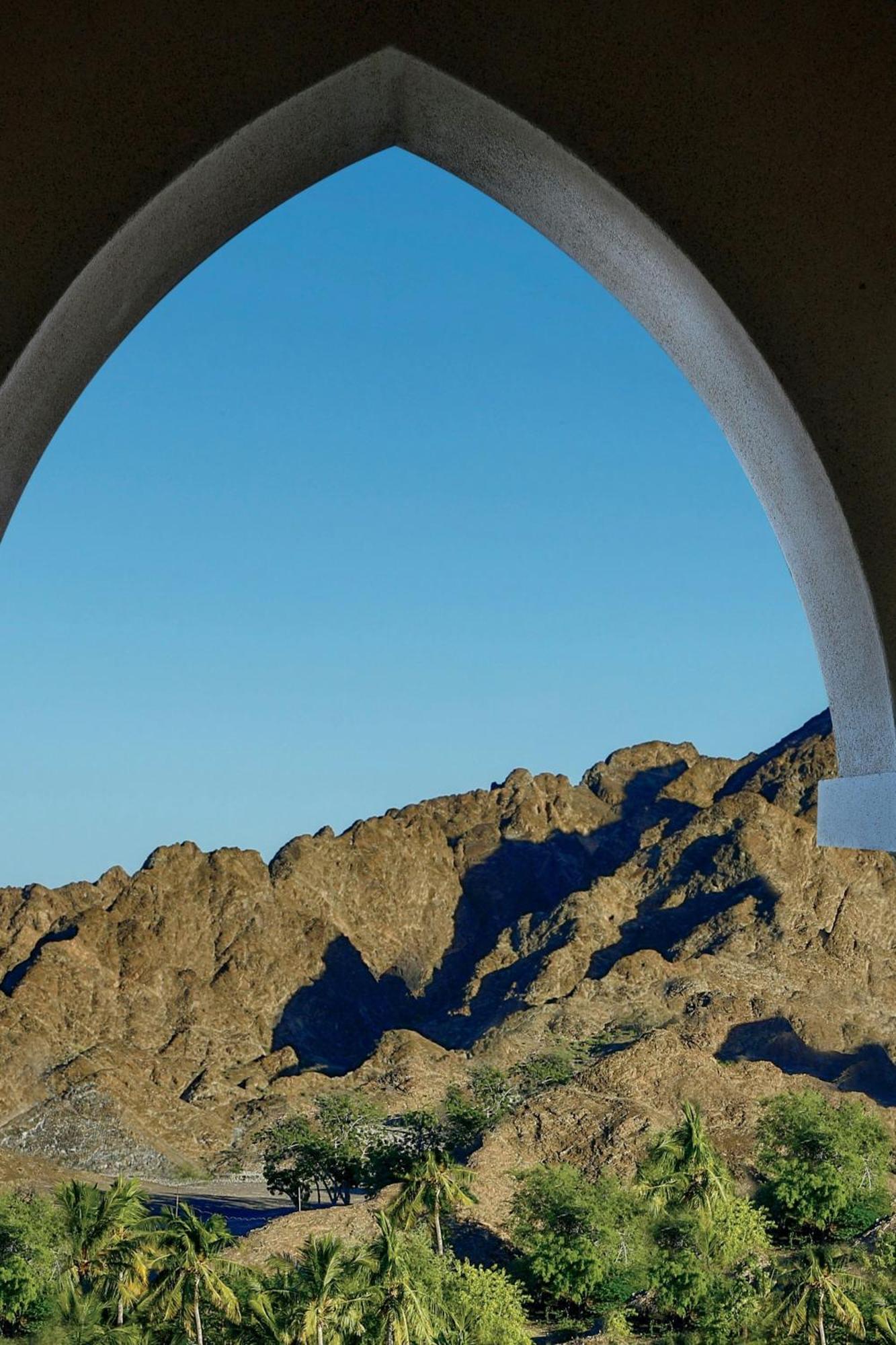 Al Bustan Palace, A Ritz-Carlton Hotel Muscat Ngoại thất bức ảnh The view from the top of the arch