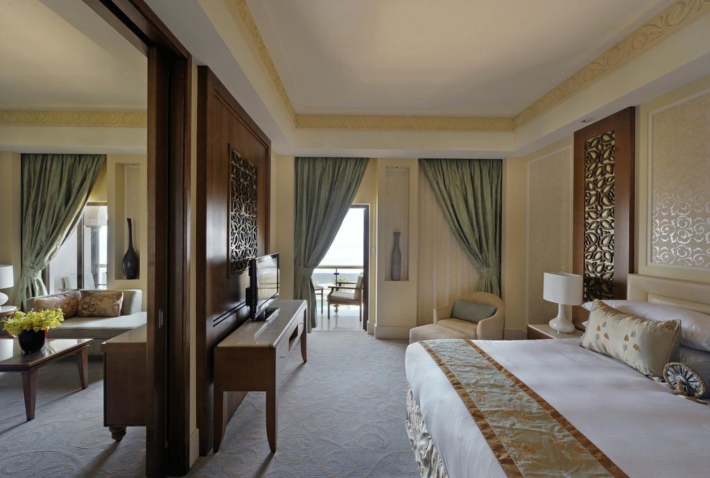 Al Bustan Palace, A Ritz-Carlton Hotel Muscat Phòng bức ảnh A guest room at the Jumeirah Emirates Towers Hotel
