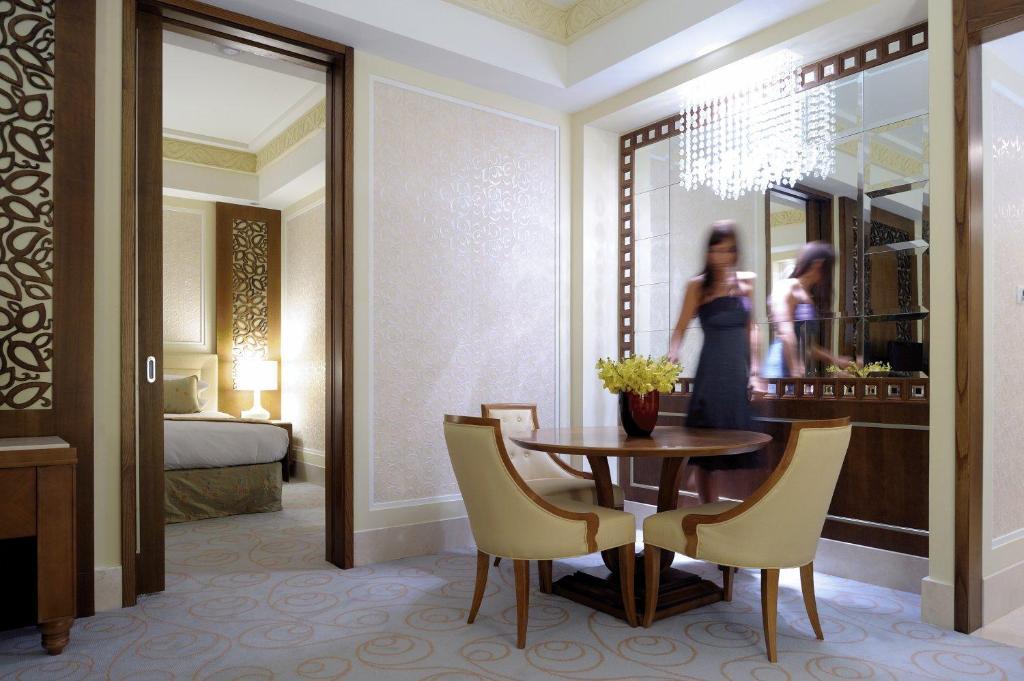 Al Bustan Palace, A Ritz-Carlton Hotel Muscat Phòng bức ảnh A suite at the Four Seasons Hotel, London